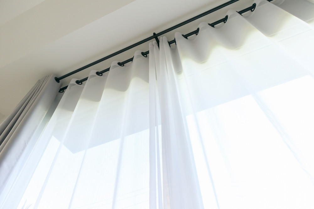 Карнизы для штор-2026: обзор видов, тренды и идеи для разных стилей (85 фото)