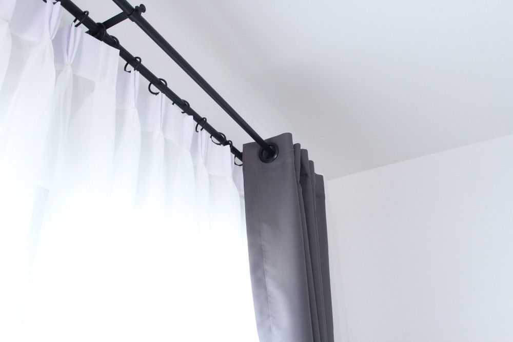 Карнизы для штор-2026: обзор видов, тренды и идеи для разных стилей (85 фото)