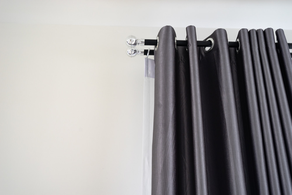 Карнизы для штор-2026: обзор видов, тренды и идеи для разных стилей (85 фото)