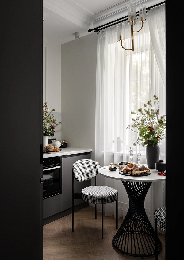 Карнизы для штор-2026: обзор видов, тренды и идеи для разных стилей (85 фото)