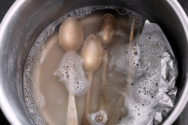Как почистить серебро фольгой и содой: советы и инструкция