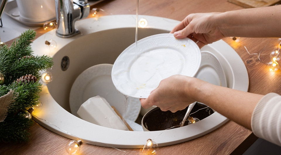 Чисто и быстро: 7 секретов уборки кухни после праздничных застолий