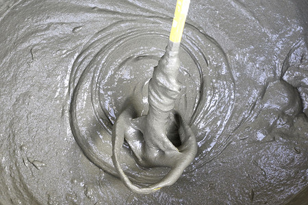 Жидкое стекло для бетона: особенности применения и способы использования