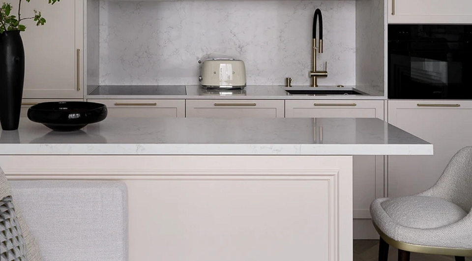 С чем сочетать кухонную столешницу? 7 примеров из проектов дизайнеров