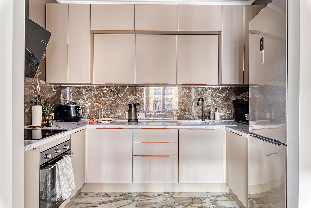 Дизайн интерьера узкой кухни: правила оформления и расстановки мебели (64 фото)