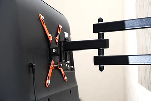 Как снять телевизор с кронштейна: все способы