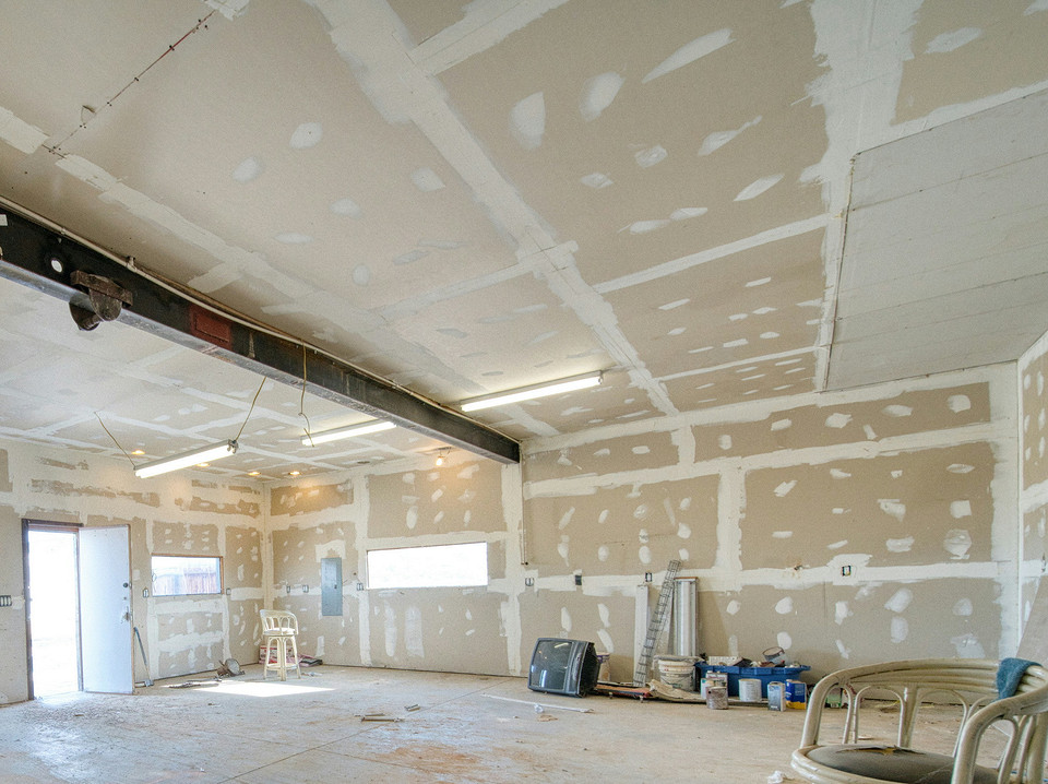 Как красить гипсокартон: выбор краски, подготовка стен и пошаговая инструкция по окрашиванию