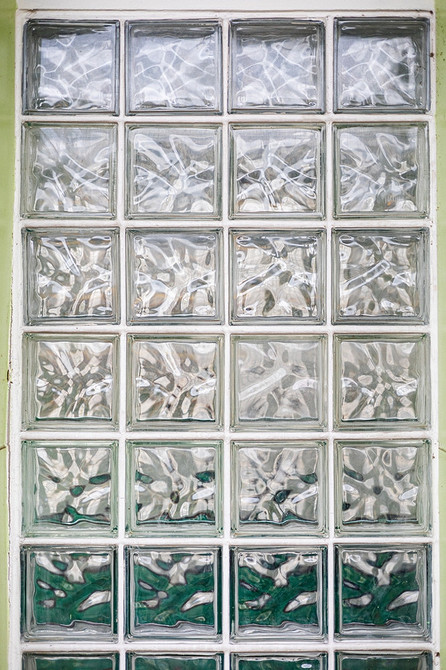 Стеклоблоки в интерьере: плюсы и минусы, варианты применения (93 фото)