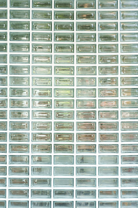 Стеклоблоки в интерьере: плюсы и минусы, варианты применения (93 фото)