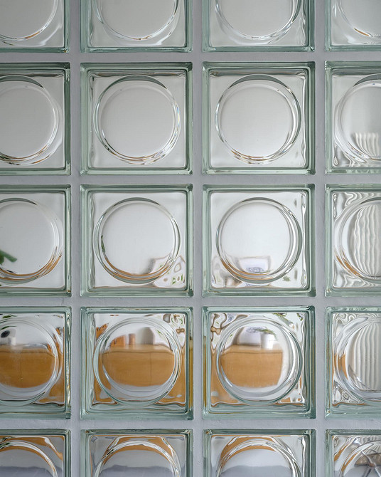 Стеклоблоки в интерьере: плюсы и минусы, варианты применения (93 фото)