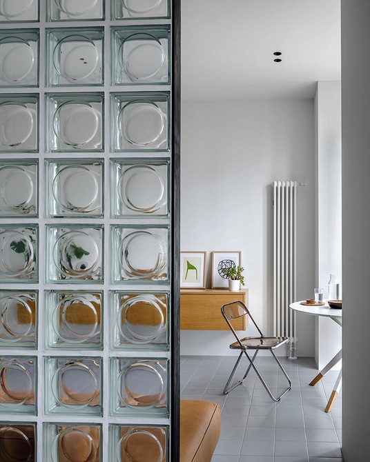 Стеклоблоки в интерьере: плюсы и минусы, варианты применения (93 фото)