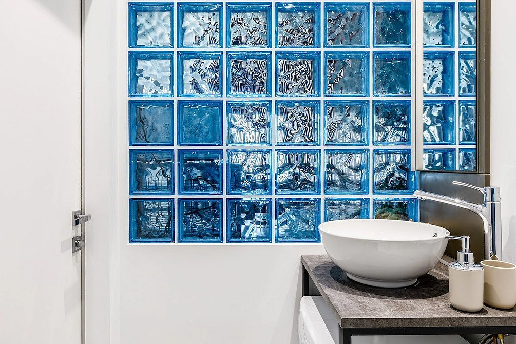 Стеклоблоки в интерьере: плюсы и минусы, варианты применения (93 фото)