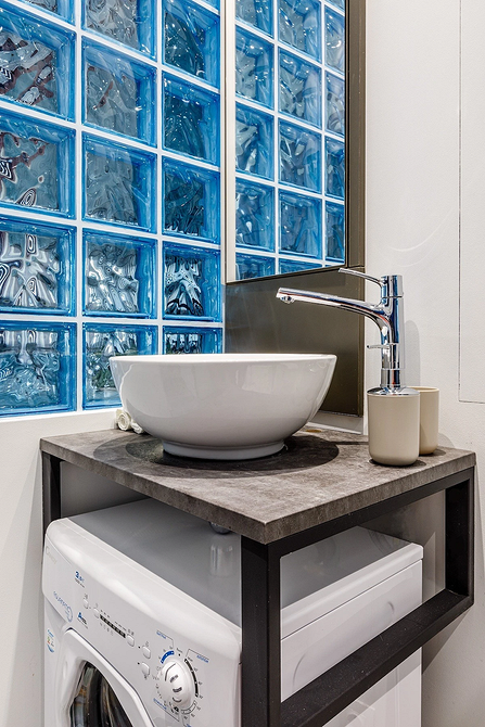 Стеклоблоки в интерьере: плюсы и минусы, варианты применения (93 фото)