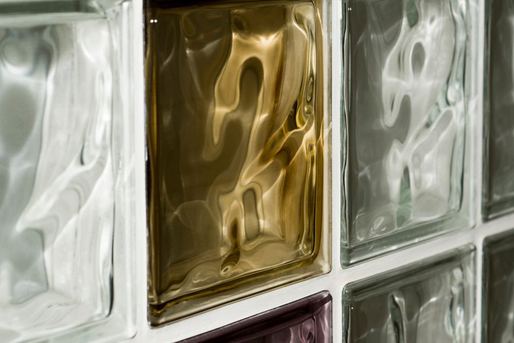 Стеклоблоки в интерьере: плюсы и минусы, варианты применения (93 фото)