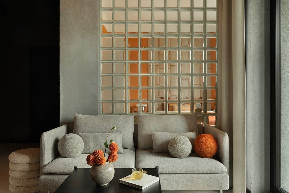 Стеклоблоки в интерьере: плюсы и минусы, варианты применения (93 фото)