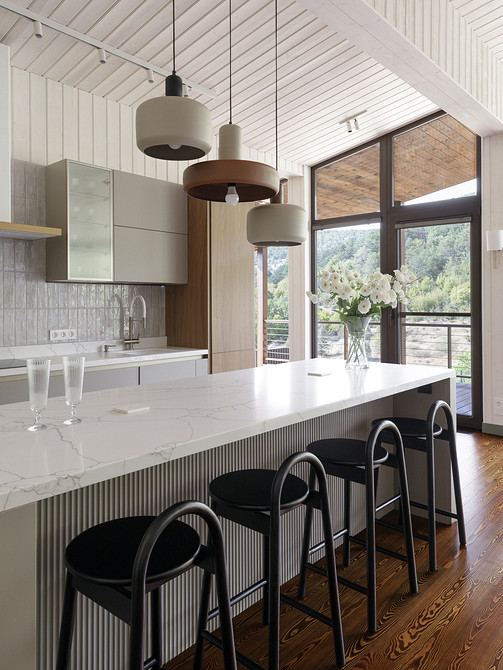 Дом с потрясающими видами на горы: интерьер 116 кв. м для двух поколений семьи