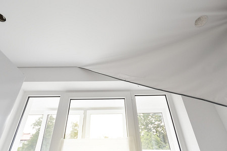 Как снять натяжной потолок: подробная инструкция для разных типов крепления