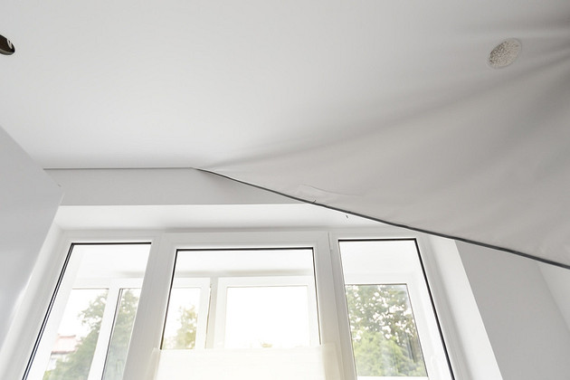 Как снять натяжной потолок: подробная инструкция для разных типов крепления