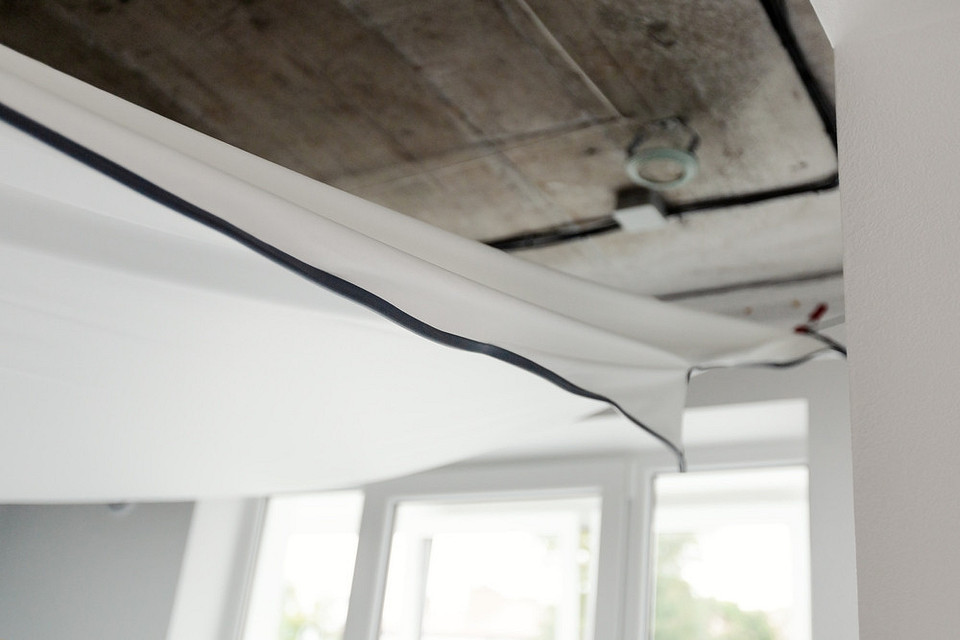 Как снять натяжной потолок: подробная инструкция для разных типов крепления