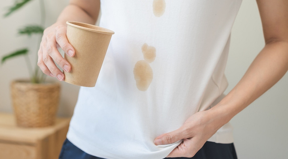 Чем выводить пятна от кофе, чтобы не осталось следов: 6 народных средств и бытовая химия