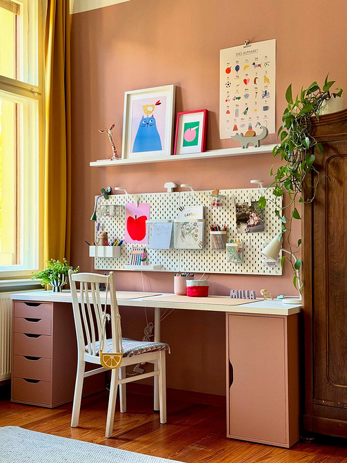 Как красиво повесить постеры: 5 популярных схем и красивые идеи (97 фото)