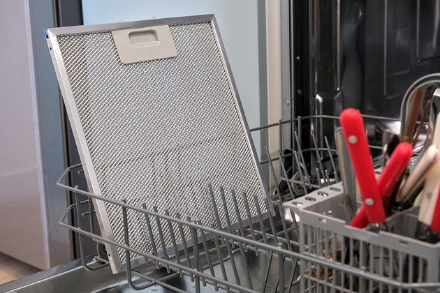 Кроме тарелок: 7 вещей в доме, которые можно мыть в посудомойке