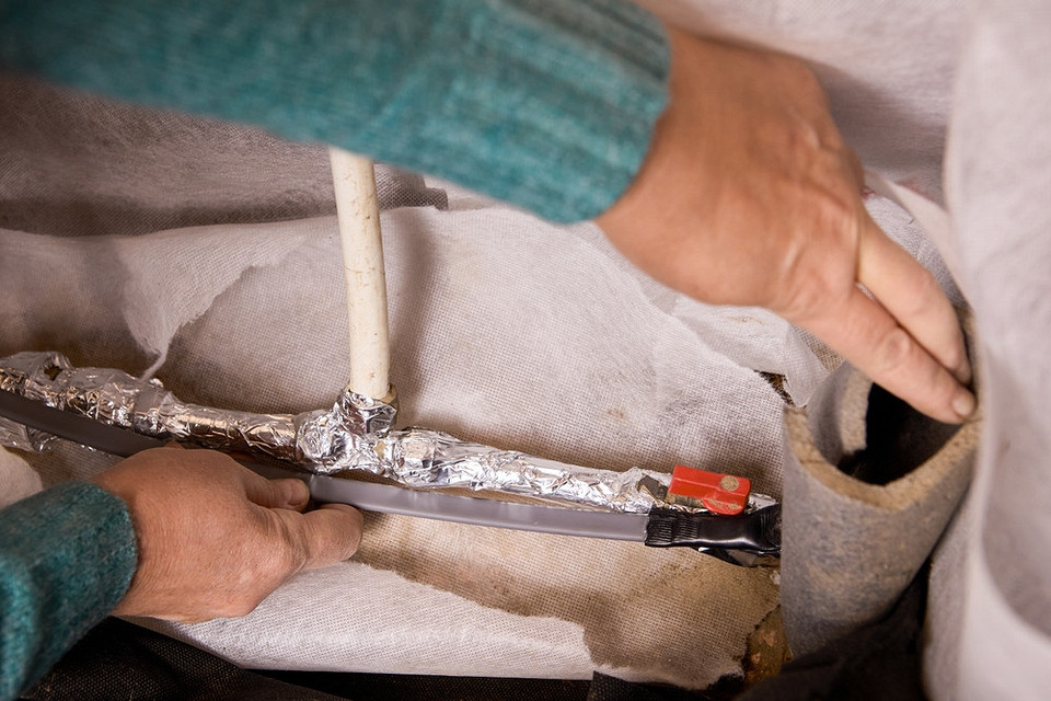 Принцип работы греющего кабеля для водопровода: объяснение, плюсы и минусы