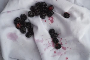 Как вывести пятно от ягод без следа: советы для свежих и въевшихся загрязнений