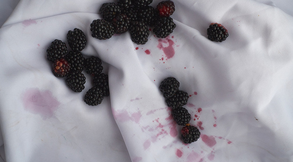 Как вывести пятно от ягод без следа: советы для свежих и въевшихся загрязнений