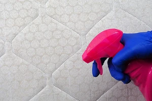 Как убрать кровь с матраса: советы для свежих и застарелых пятен