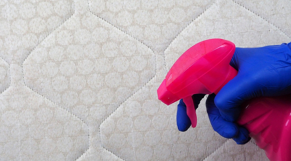 Как убрать кровь с матраса: советы для свежих и застарелых пятен