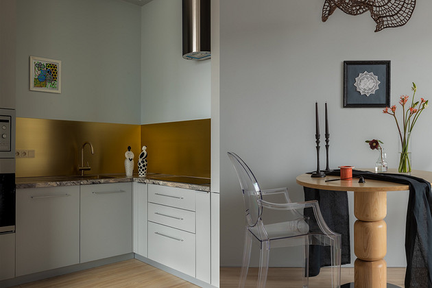 Латунный фартук и зеркальная мозаика: необычная квартира 40 кв. м для девушки