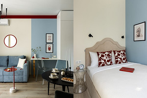 Красные акценты и изголовье-кокошник: яркая студия 33 кв. м с функциями двушки