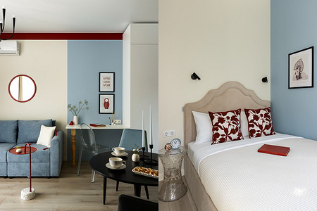 Красные акценты и изголовье-кокошник: яркая студия 33 кв. м с функциями двушки