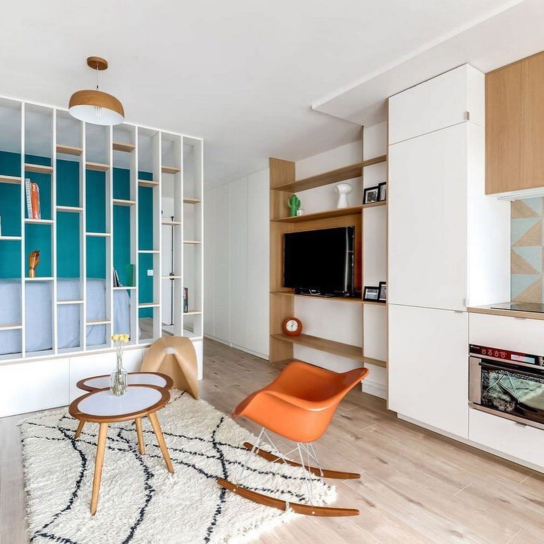 На фото: перегородка в виде стеллажа