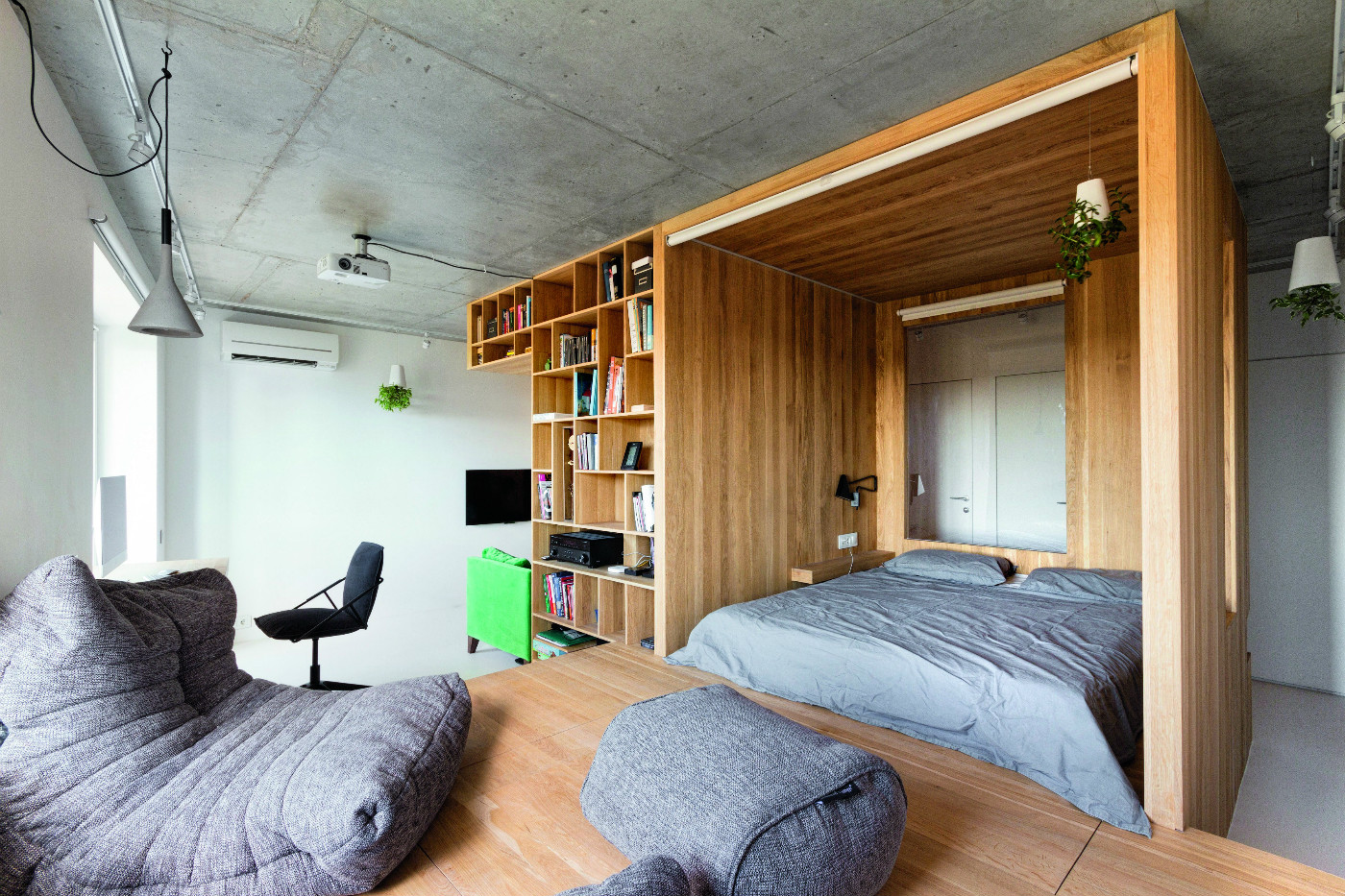 Подиум вместо стен: оригинальная планировка маленькой квартиры