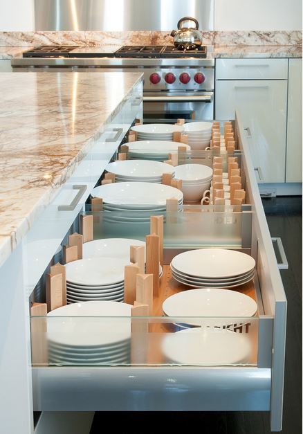 Фото: Divine Kitchens Маленькая кухня: 8 потрясающих идей для хранения