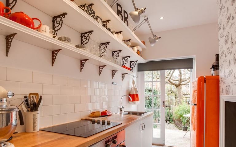 7 стильных кухонь с открытыми полками вместо шкафов