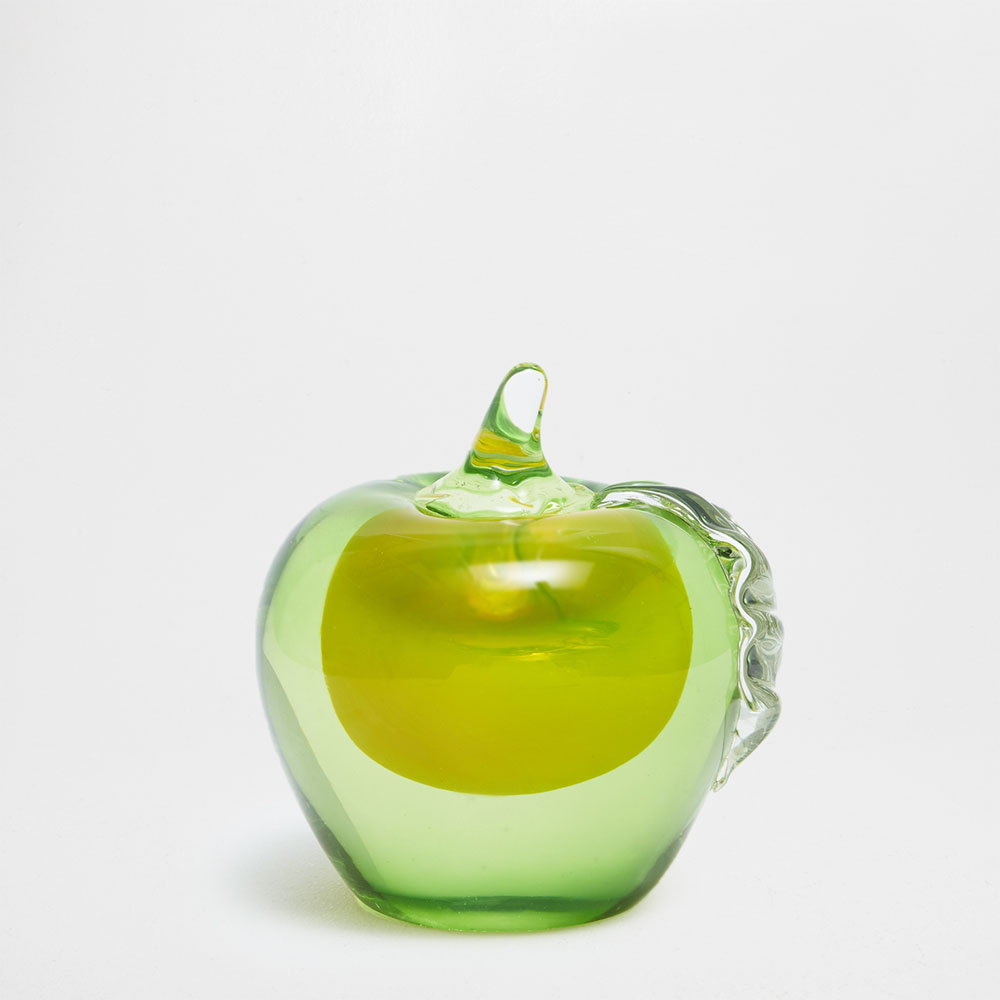 Декоративный аксессуар из стекла в виде яблока