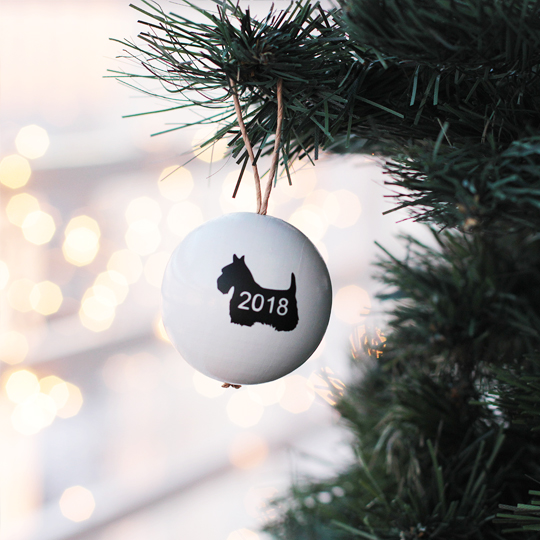 Игрушка елочная Dog on the tree, Crh. Цена - 450 рублей. Фото: pichshop.ru Праздничное настроение: подборка классных интерьерных подарков к Новому году
