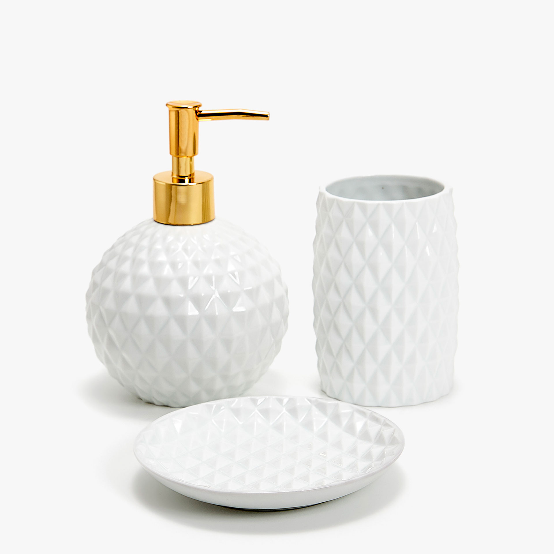 Аксессуары для ванной из керамики, Zara Home. Цена - 599 - 1299 рублей. Фото: zarahome.com Праздничное настроение: подборка классных интерьерных подарков к Новому году