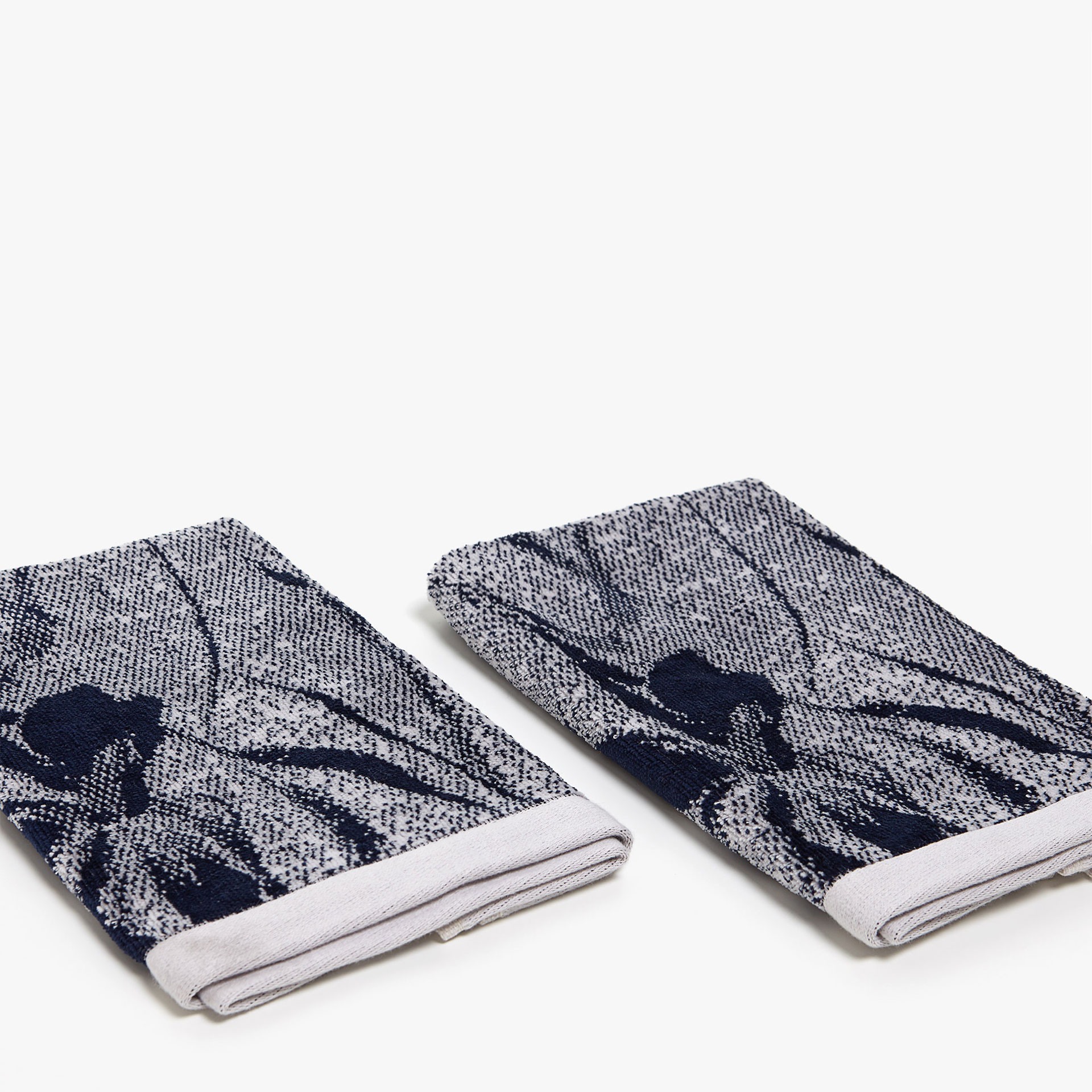 Набор полотенец для рук Floral jacquard velvety, Zara Home. Цена - 799 рублей. Фото: zarahome.com Праздничное настроение: подборка классных интерьерных подарков к Новому году