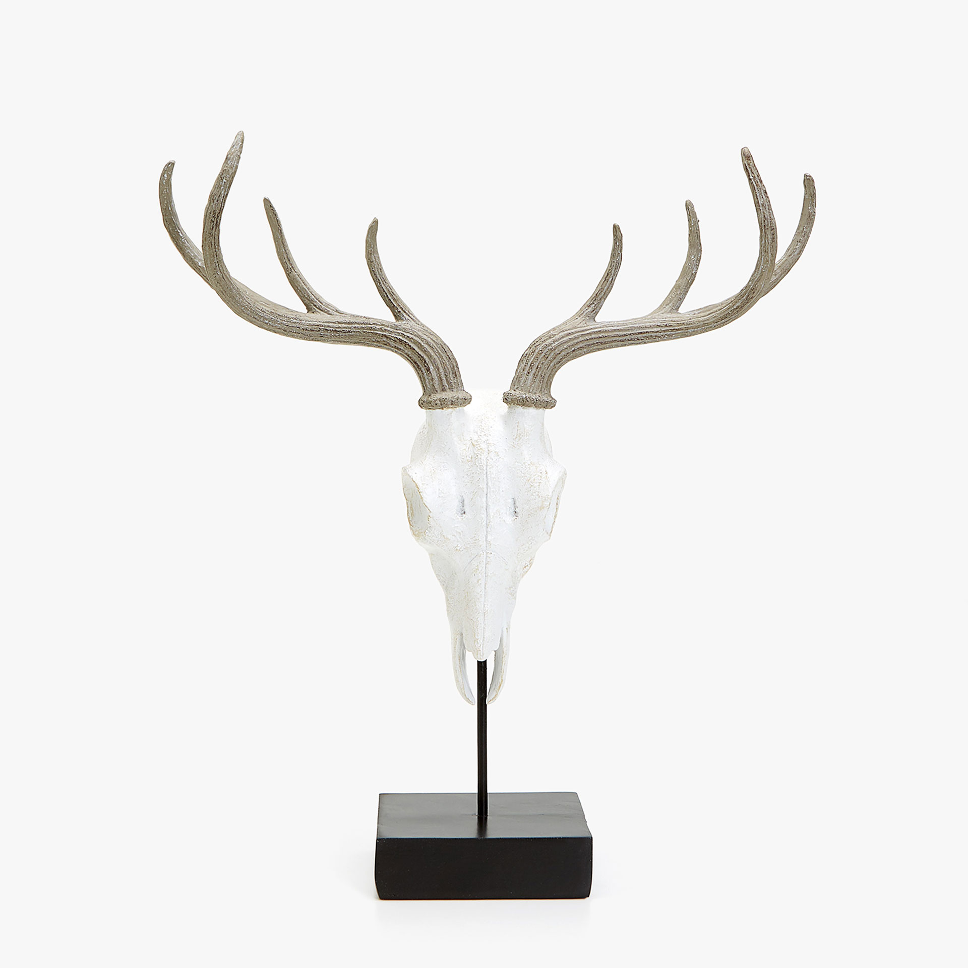 Декоративная фигура «Череп с рогами», Zara Home. Цена - 3999 рублей. Фото: zarahome.com Праздничное настроение: подборка классных интерьерных подарков к Новому году