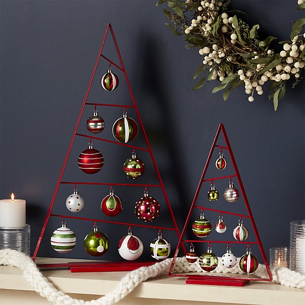 Декоративная елка с шариками, Crate&Barrel. Цена 2510 - 4136 рублей. Фото: crateandbarrel.com Праздничное настроение: подборка классных интерьерных подарков к Новому году