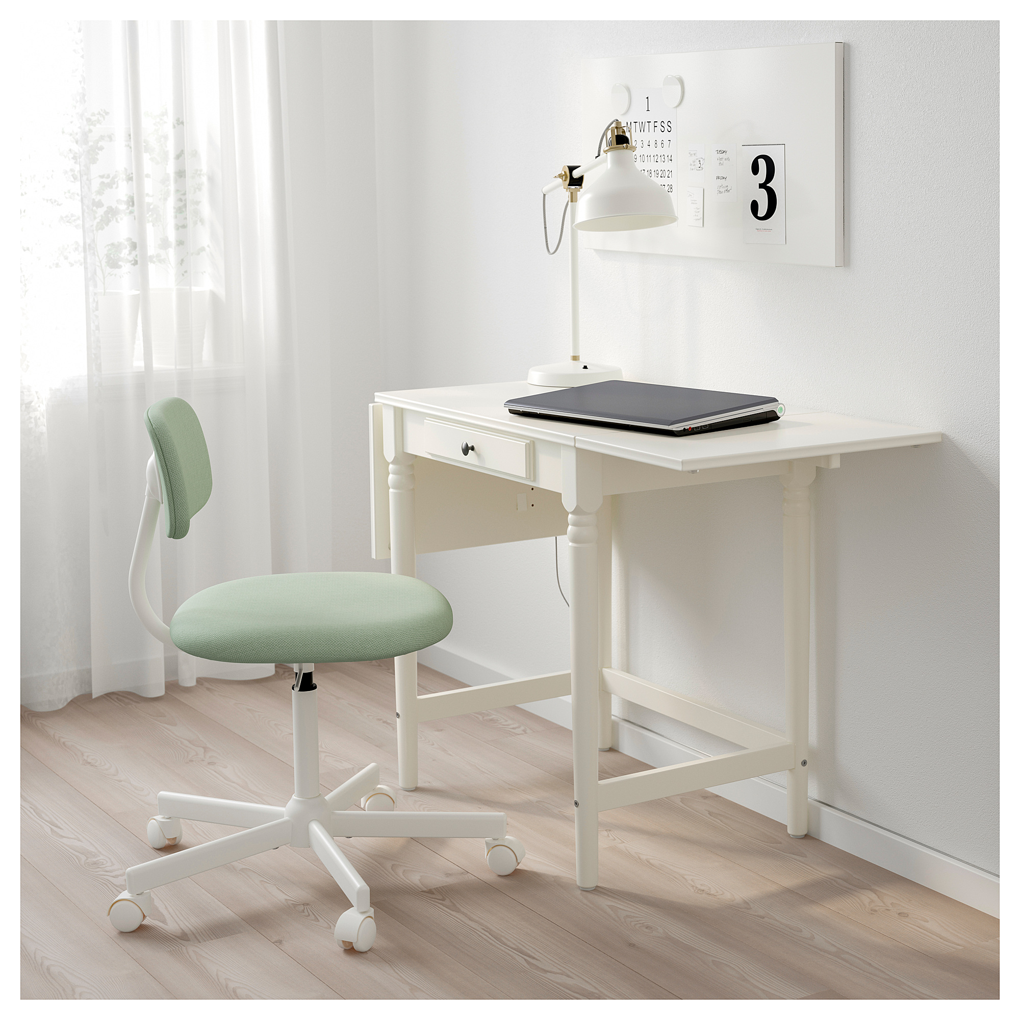 Письменный стол Ингаторп, Ikea. Цена - 9999 рублей. Фото: ikea.com Праздничное настроение: подборка классных интерьерных подарков к Новому году