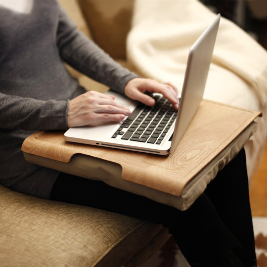 Подставка-поднос Laptray, Bosign. Цена - 4290 рублей. Фото: pichshop.ru Праздничное настроение: подборка классных интерьерных подарков к Новому году