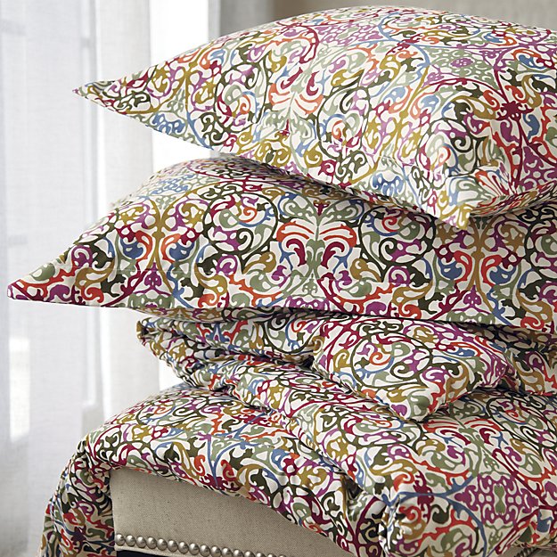 Наволочки Lucia, Crate&Barrel. Цена - 2362-2658 рублей. Фото: crateandbarrel.com Праздничное настроение: подборка классных интерьерных подарков к Новому году