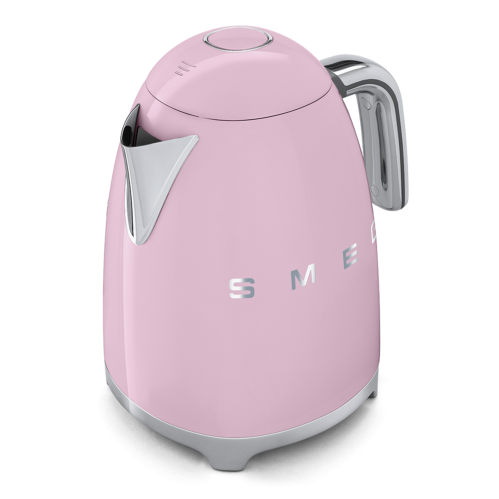 Чайник розовый Smeg KLF01PKEU. Цена - 11 890 рублей. Фото: smeg-store.ru Праздничное настроение: подборка классных интерьерных подарков к Новому году