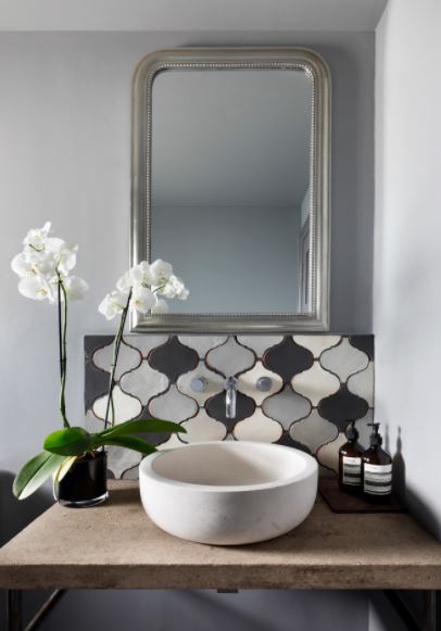 Дизайн: Amelia Pearson Interiors Как скомбинировать плитку в ванной: 6 эффектных идей