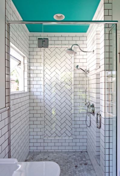 Дизайн: Dave Fox Design Build Remodelers Как скомбинировать плитку в ванной: 6 эффектных идей